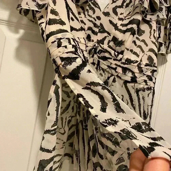 Banana Republic Women’s Short Sleeve Blouse Zebra black ruffles high waist NEW 4 - Picture 4 of 10